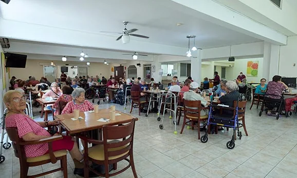 Moradores reunidos no refeitório do Anjos do Lar